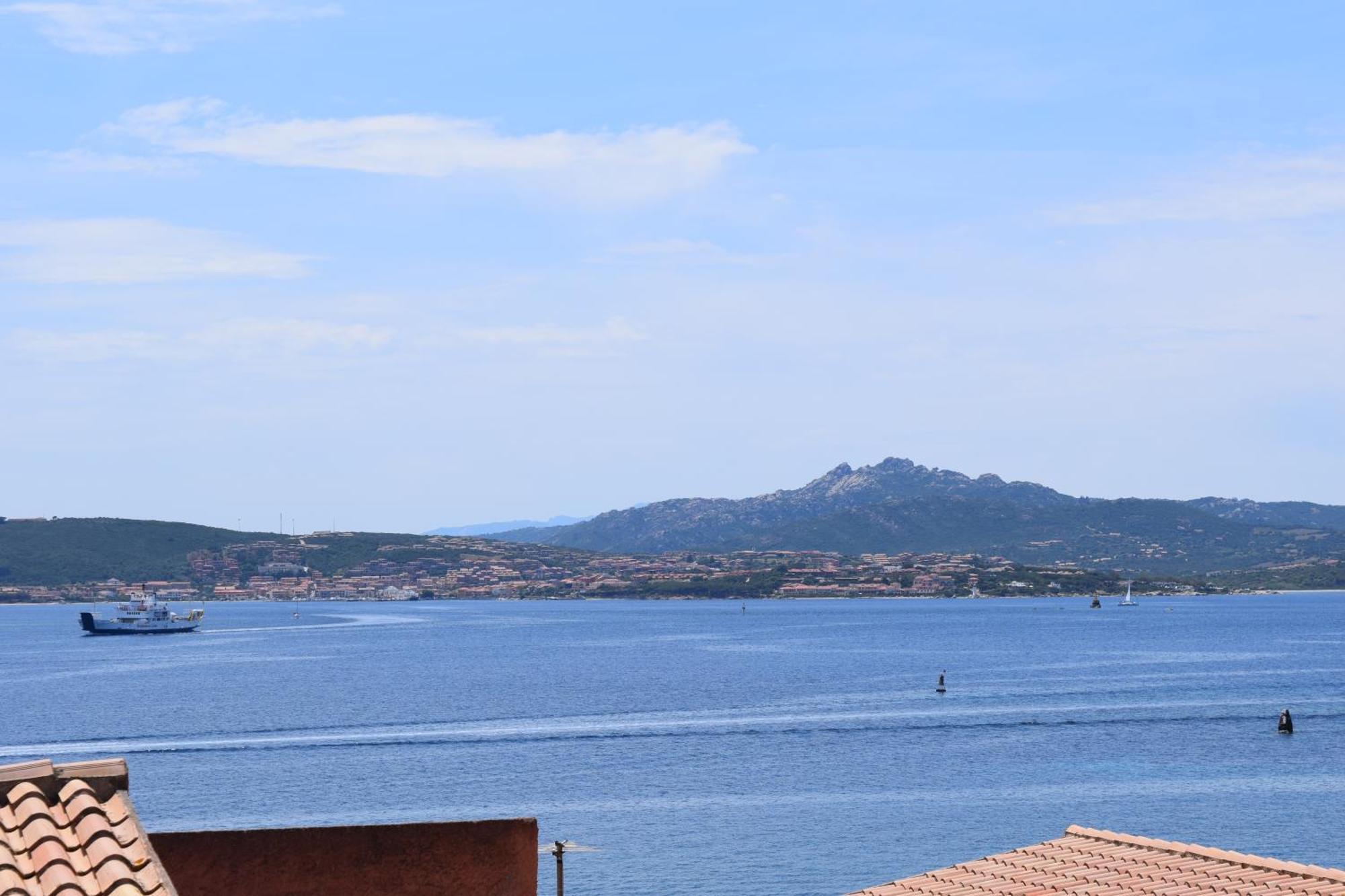 Appartamento Vista Mare A La Maddalena ลามัดดาเลนา ภายนอก รูปภาพ