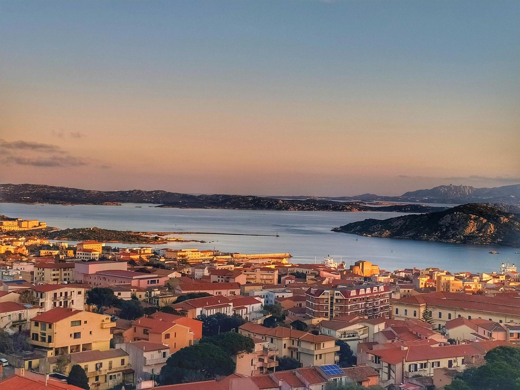 Appartamento Vista Mare A La Maddalena ลามัดดาเลนา ภายนอก รูปภาพ